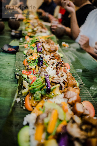 Kamayan. Essen im philippinischen Stil  bei dem man mit den Händen isst  Toronto  Ontario  Kanada