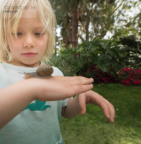 Blonder Junge hält Schnecke