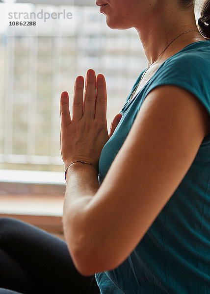 Ausgeschnittene Seitenansicht einer Frau  die gemeinsam meditiert