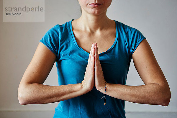 Ausschnitt einer Frau beim gemeinsamen Meditieren