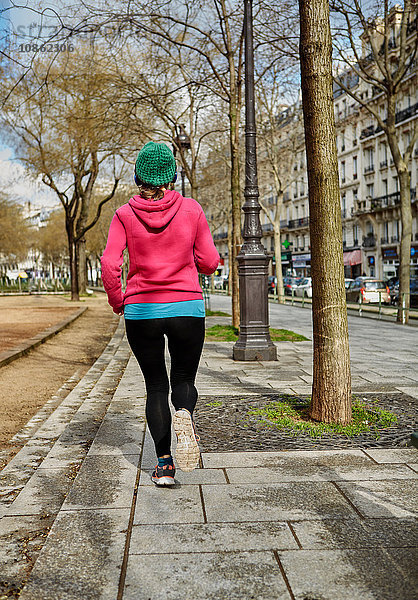 Rückansicht einer joggenden Frau auf der Straße