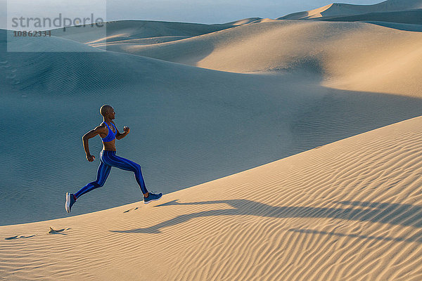 Läufer im Wüstensprint  Death Valley  Kalifornien  USA