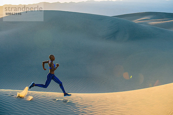 Läufer im Wüstensprint  Death Valley  Kalifornien  USA