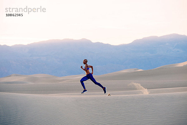 Läufer im Wüstensprint  Death Valley  Kalifornien  USA