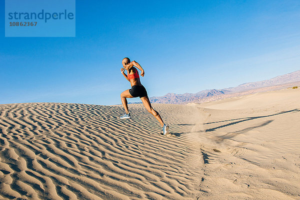 Läufer im Wüstensprint  Death Valley  Kalifornien  USA