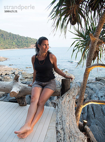 Reife Frau sitzt auf dem Deck und schaut auf die Aussicht  Koh Lanta  Thailand