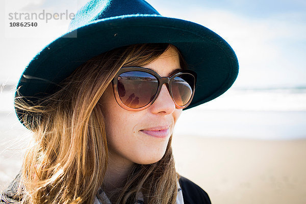Porträt einer stilvollen Frau mit Filzhut und Sonnenbrille  Dillon Beach  Kalifornien  USA