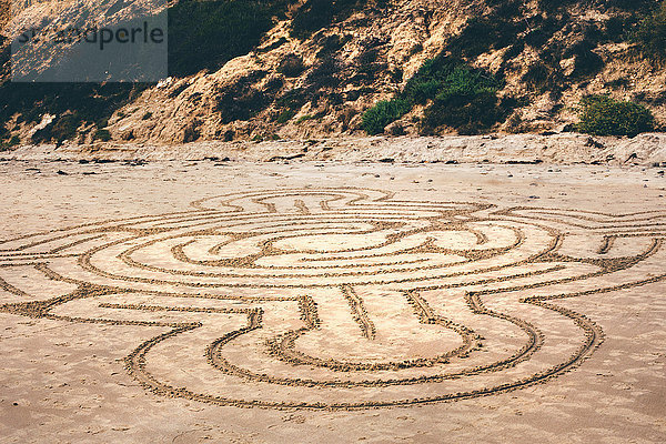 Linienzeichnungsmuster auf Strandsand gezeichnet  Crystal Cove State Park  Laguna Beach  Kalifornien  USA