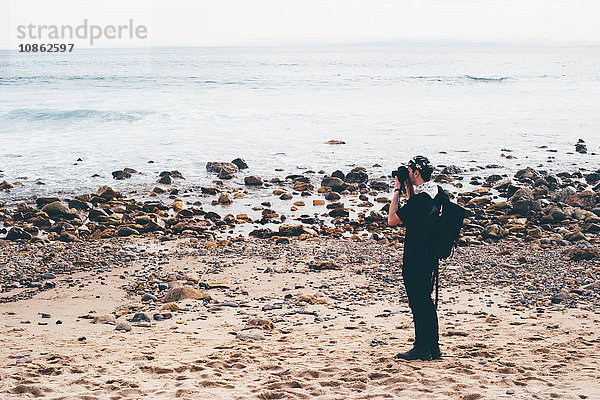 Männlicher Fotograf  der vom Strand aus fotografiert  Crystal Cove State Park  Laguna Beach  Kalifornien  USA