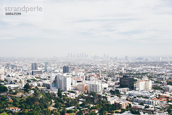 Erhöhte Ansicht der Stadtlandschaft mit smogiger Skyline in der Ferne  Los Angeles  Kalifornien  USA