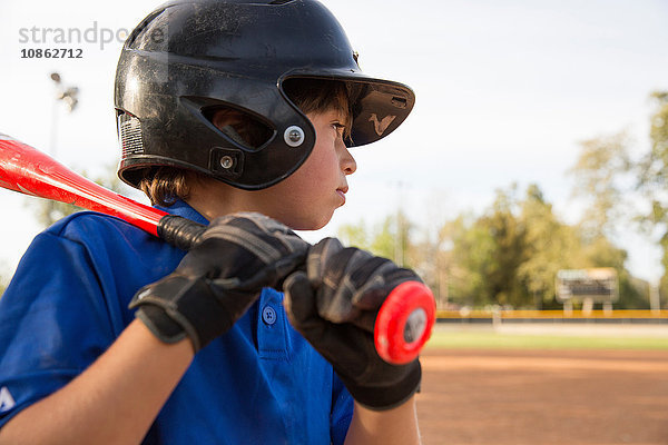 Nahaufnahme eines Jungen  der sich beim Training auf dem Baseballfeld auf das Schlagen vorbereitet