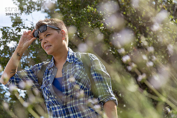 Wanderin mit Sonnenbrille schaut weg