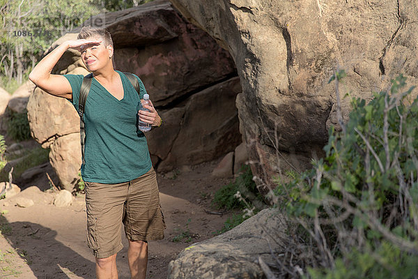 Wanderfrau an Felsen  die Augen schielt und wegschaut