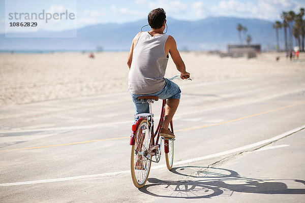 Rückansicht eines Radfahrers am Venice Beach  Los Angeles  Kalifornien  USA