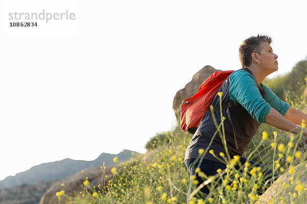 Wanderin beim Bergaufstieg