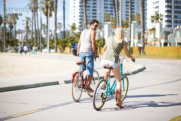 Gemeinsames Radfahren eines Paares am Venice Beach  Los Angeles  Kalifornien  USA