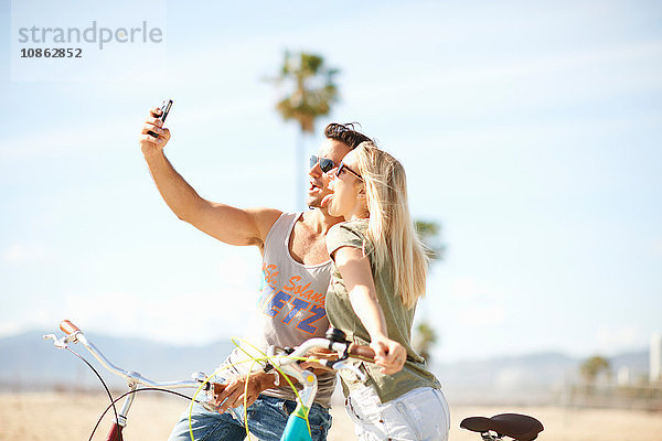 Radfahrerehepaar beim Selfie am Venice Beach  Los Angeles  Kalifornien  USA