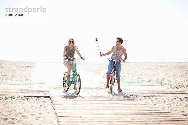 Radfahrender Mann beim Selfie am Venice Beach  Los Angeles  Kalifornien  USA