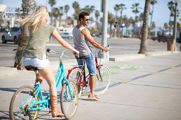 Fahrradfahrerehepaar radelt am Venice Beach  Los Angeles  Kalifornien  USA