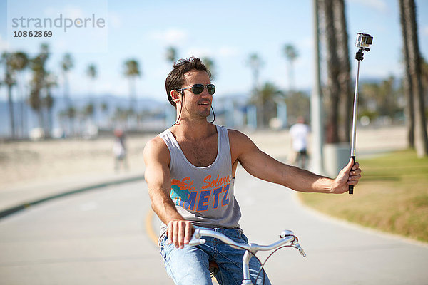 Männlicher Radfahrer beim Rad-Selfie am Venice Beach  Los Angeles  Kalifornien  USA