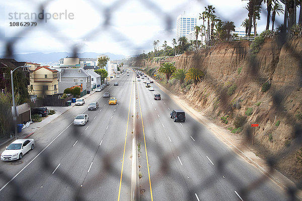 Blick durch den Zaun auf die Autobahn  Los Angeles  USA