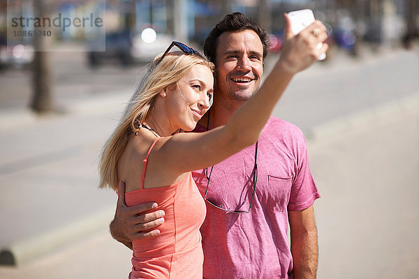 Paar im Freien  Selbstporträt  mit Smartphone