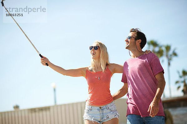 Paar im Freien  Selbstporträt  mit dem Selfie-Stock