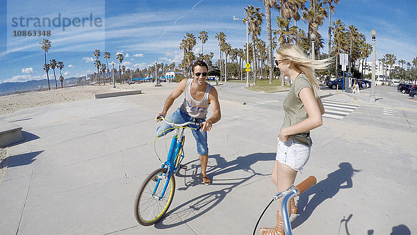 Porträt einer jungen Frau beim Radfahren am Venice Beach  Kalifornien  USA