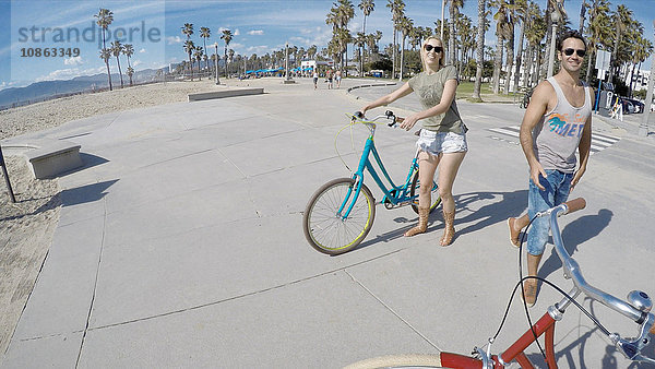 Porträt eines Radfahrerpaares am Venice Beach  Kalifornien  USA