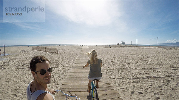 Mann fährt mit dem Selfie-Rad auf der Strandpromenade von Venice Beach  Kalifornien  USA