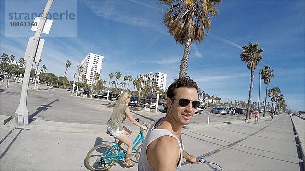 Ein Mann fährt am Venice Beach in Venice Beach  Kalifornien  USA