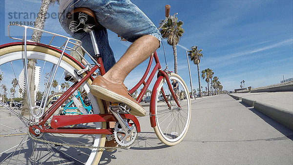 Schnappschuss eines radfahrenden Paares am Venice Beach  Kalifornien  USA