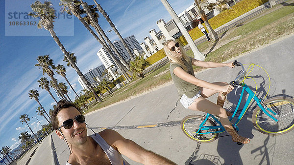 Mann fährt mit seiner Freundin in Venice Beach  Kalifornien  USA  auf dem Fahrrad