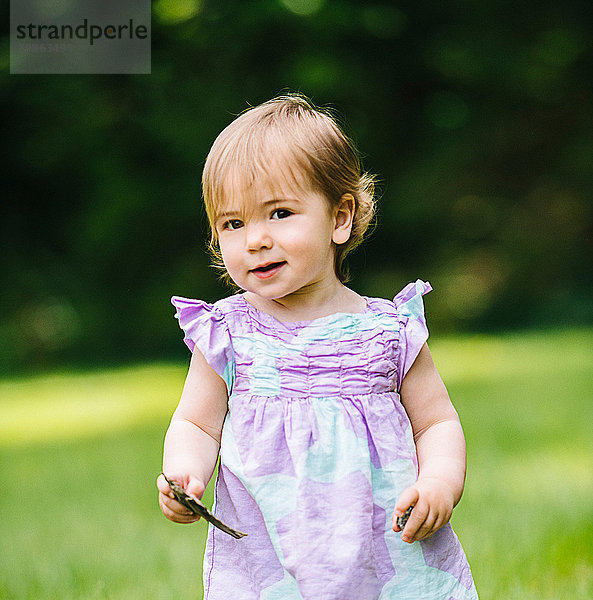 Porträt eines süßen weiblichen Kleinkindes im Park