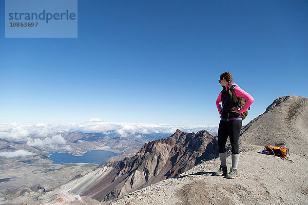 Junge Frau auf dem Berggipfel  Mt. St. Helens  Oregon  USA