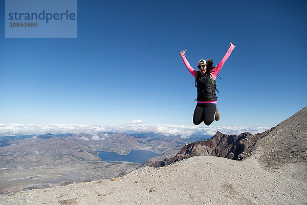 Junge Frau auf dem Berggipfel  vor Freude springen  Mt. St. Helens  Oregon  USA