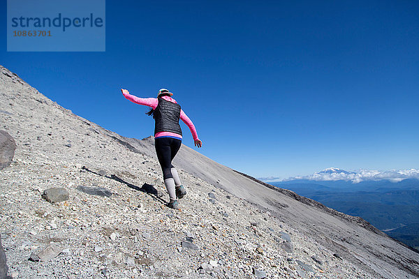 Junge Frau klettert den Berg hinauf  Rückansicht  Mt. St. Helens  Oregon  USA