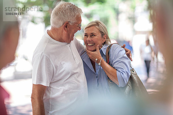 Älterer Mann und Frau lachen zusammen in der Stadt