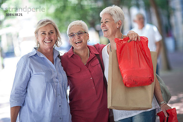 Porträt von älteren und reifen Frauen mit Einkaufstaschen in der Stadt