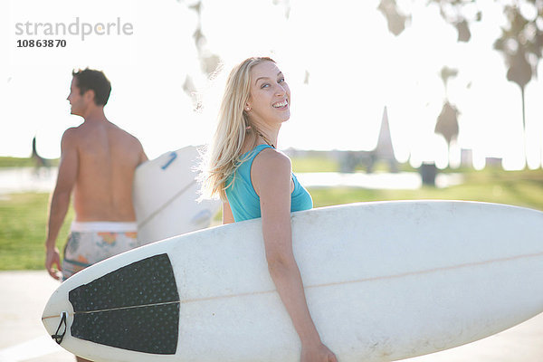 Junge Surferin blickt zurück auf Venice Beach  Kalifornien  USA
