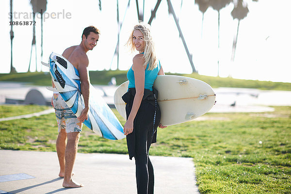 Surferpaar im Rückblick auf Venice Beach  Kalifornien  USA