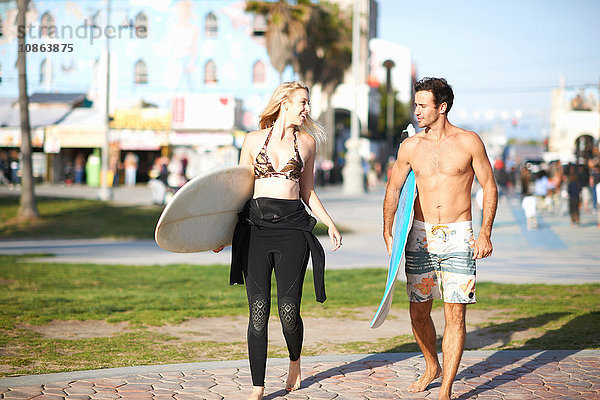 Surferpaar mit Surfbrettern am Venice Beach  Kalifornien  USA