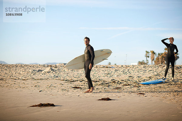 Surferpaar mit Surfbrettern am Strand von Venice Beach  Kalifornien  USA