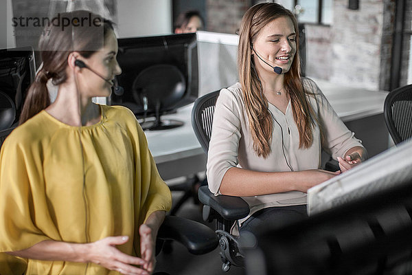 Telefonistinnen  die im Callcenter arbeiten