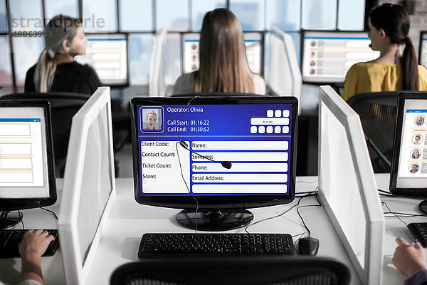 Rückansicht der im Callcenter tätigen Telefonistinnen