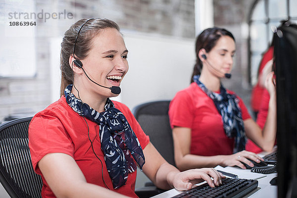 Reihe von Telefonistinnen  die im Callcenter arbeiten