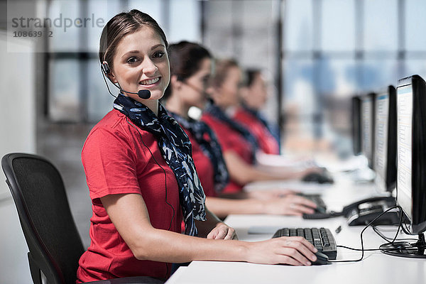 Porträt von Telefonistinnen bei der Arbeit im Callcenter