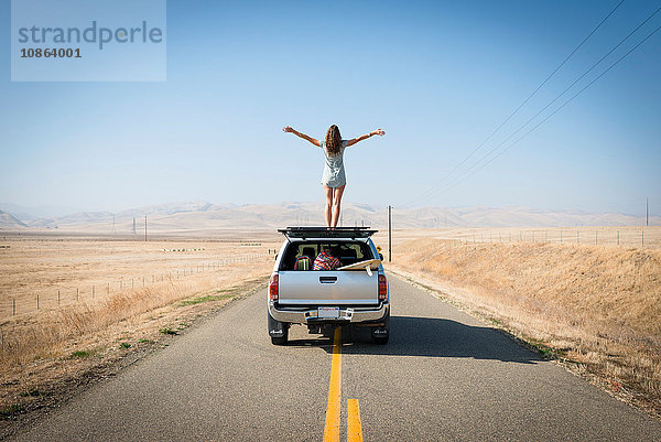 Frau auf dem Autodach stehend  Highway 1  Kalifornien  USA