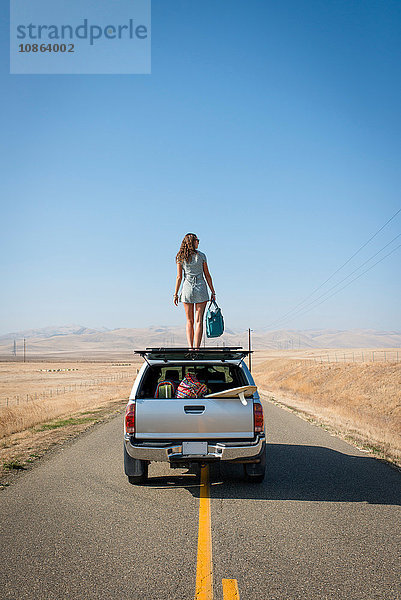 Frau auf dem Autodach stehend  Highway 1  Kalifornien  USA