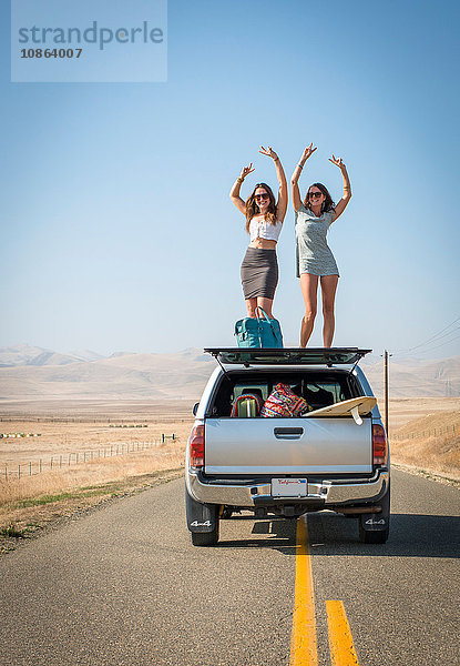 Auf dem Autodach stehende Frauen  Highway 1  Kalifornien  USA